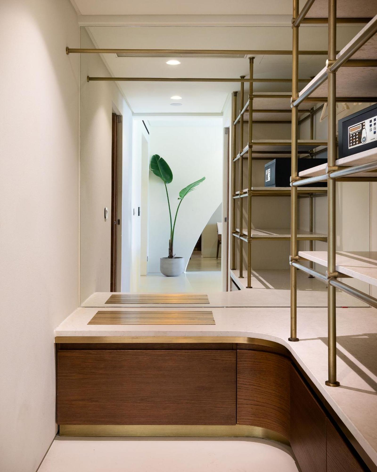 Isla Brown Corinthia Resort & Spa, Curio Collection By Hilton Agioi Theodoroi Room photo Interior of a suite at The Hari